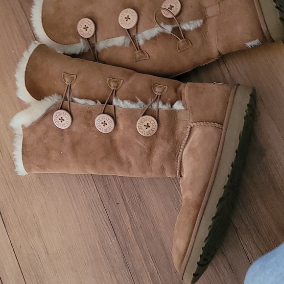 Uggs - Picture 3 of 3